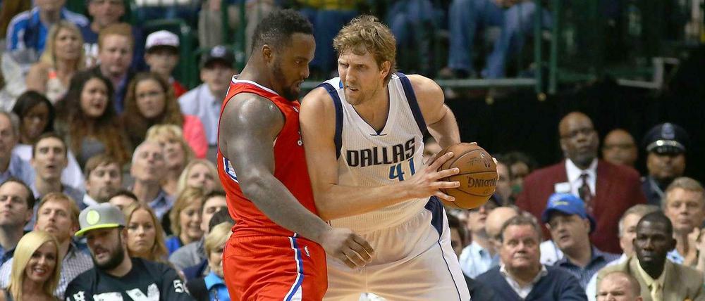 Glen Davis beim Versuch, Dirk Nowitzki zu stoppen.
