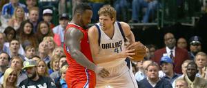 Glen Davis beim Versuch, Dirk Nowitzki zu stoppen.