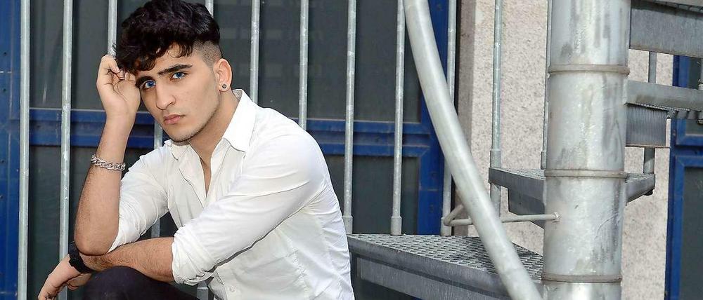 Bringt den eigenen Vater und zwei Onkel vor Gericht, weil sie ihn entführten: Nasser Al-A., 18. Er sollte zwangsverheiratet werden, weil er schwul ist.