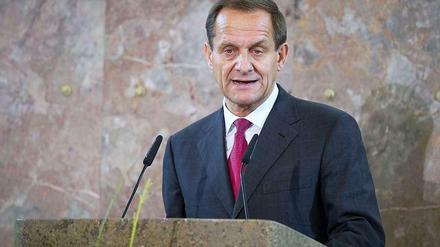 DOSB-Präsident Alfons Hörmann steht an einem Rednerpult in der Frankfurter Paulskirche.