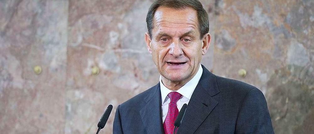 DOSB-Präsident Alfons Hörmann steht an einem Rednerpult in der Frankfurter Paulskirche.