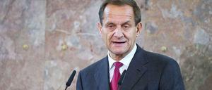 DOSB-Präsident Alfons Hörmann steht an einem Rednerpult in der Frankfurter Paulskirche.