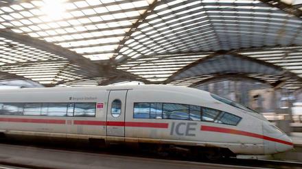 Ein Zug fährt durch den Kölner Hauptbahnhof.