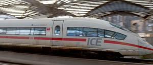 Ein Zug fährt durch den Kölner Hauptbahnhof.