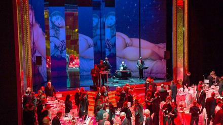 Die 180 tafelnden Mitglieder genossen Speisen, Musik und käufliche Kunst in den Salonkulissen der Puccini-Oper "Rondine".