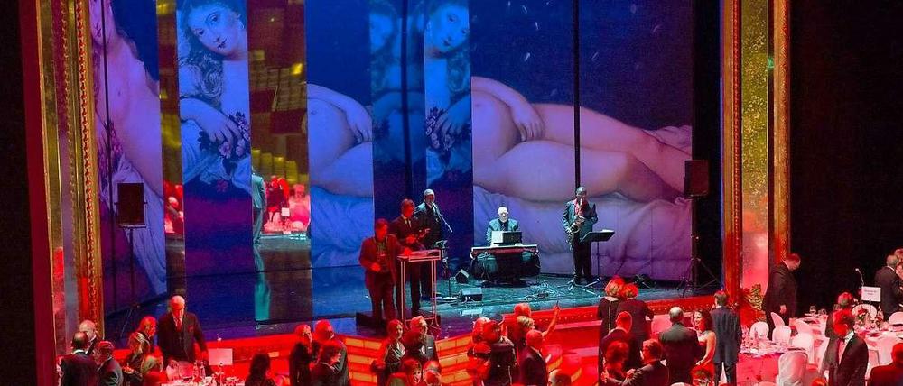 Die 180 tafelnden Mitglieder genossen Speisen, Musik und käufliche Kunst in den Salonkulissen der Puccini-Oper "Rondine".