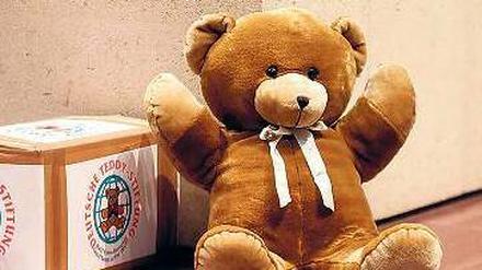 Der Lions Club spendet Stofftiere.