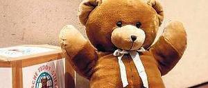 Der Lions Club spendet Stofftiere.