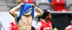 Florian Jungwirth vom SV Darmstadt 98 zieht sich nach einer vergebenen Torchance das Trikot über den Kopf.