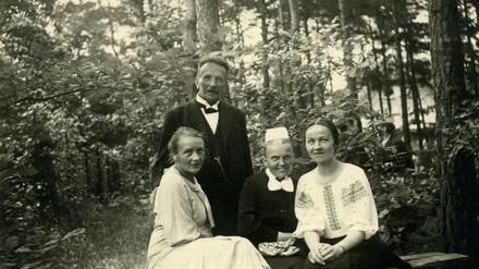 Pfarrer Anz mit seiner Frau, Schwester Erna Holzmann und Hanna Reichmuth (von links nach rechts)  