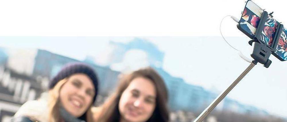 Streitbare Stangen. Gefährden Ausstellungsbesucher und Touristen mit Selfie-Stäben andere Menschen? Am Holocaust-Denkmal sind die Utensilien weiterhin erlaubt.