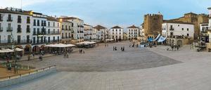 Kleine Stadt, großer Platz. Die Plaza de Mayor von Cáceres ist ein guter Ort fürs Flanieren. Wer plauschen will, setzt sich in ein Café oder in eine Bar. Davon gibt’s reichlich rundherum.