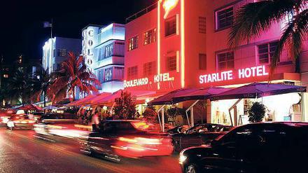 Teures Schillern. Der Ocean Drive von Miami Beach bei Nacht.