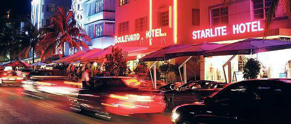 Teures Schillern. Der Ocean Drive von Miami Beach bei Nacht.