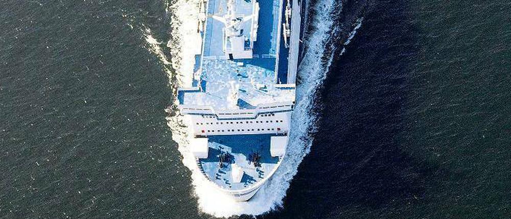 Immer geradeaus, aber bitte ohne Qualm und Rauch. Diese Fähre nimmt schon mal umweltfreundlich Kurs auf die Insel Rügen.