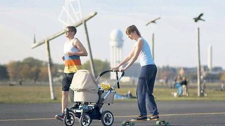 Alles rollt. Mit den Freizeitmöglichkeiten wie hier auf dem Tempelhofer Feld sind die Berliner Familien überwiegend zufrieden. Bei Behörden und in der Schule fühlen sich dagegen homosexuelle Eltern und migrantische Familien oft diskriminiert.