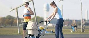 Alles rollt. Mit den Freizeitmöglichkeiten wie hier auf dem Tempelhofer Feld sind die Berliner Familien überwiegend zufrieden. Bei Behörden und in der Schule fühlen sich dagegen homosexuelle Eltern und migrantische Familien oft diskriminiert.