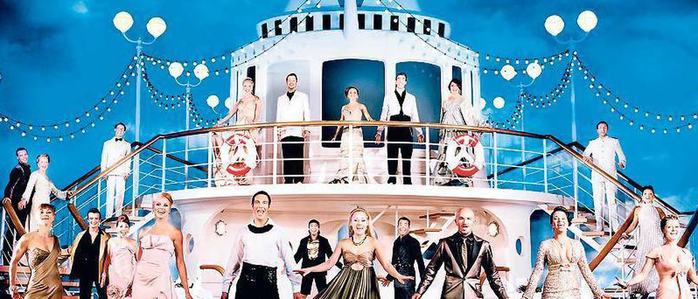 Alle an Deck. Das Bühnenbild für die Berliner Inszenierung ist neu: Weil im Theater des Westens so viel Platz ist, ist das Kreuzfahrtschiff beweglich.