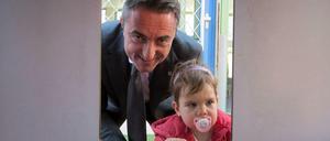 Bei der Kindergarteneröffnung ist Ravier nicht der Star. Deswegen spielt er lieber mit den Kinder herum...