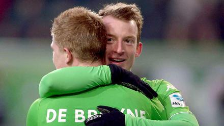 Maximilian Arnold jubelt nach seinem Tor mit dem Matchwinner Kevin de Bruyne.