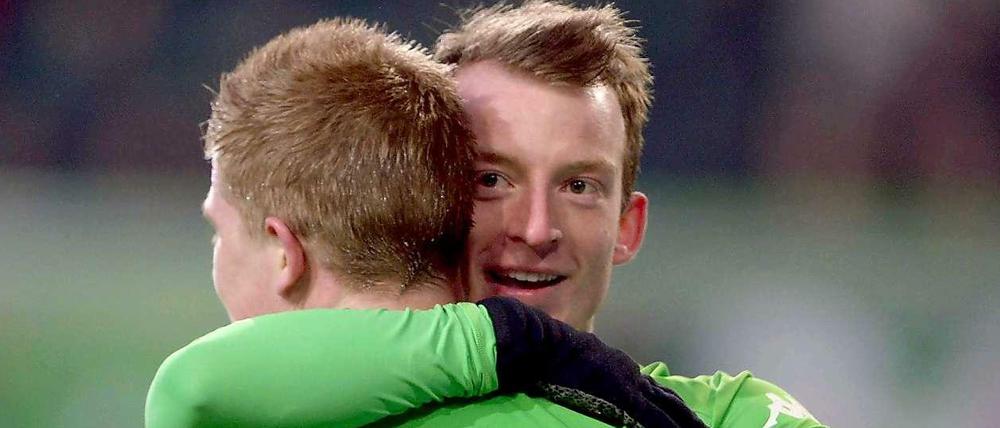 Maximilian Arnold jubelt nach seinem Tor mit dem Matchwinner Kevin de Bruyne.