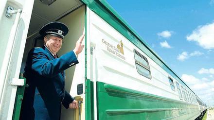 Winken, Türen schließen, Abfahrt. Der freundliche Zugchef Vladimir Ivanov hat im wahrsten Sinne des Wortes alles im Griff. 