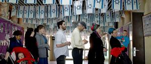 Schlange stehen: Viele Israelis machten am Dienstag von ihrem Stimmrecht Gebrauch. Die Wahlbeteiligung war ähnlich hoch wie vor zwei Jahren.