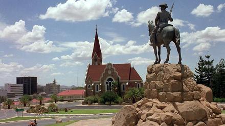 Das Reiterdenkmal in der Hauptstadt Windhuk – hier im Jahr 1998 noch an seinem alten Standort – soll an die Kolonialkriege des deutschen Kaiserreichs gegen die Herero und Nama von 1903 bis 1907 in Deutsch-Südwestafrika erinnern. Im Jahr 2013 wurde die Statue aus der Öffentlichkeit verbannt.