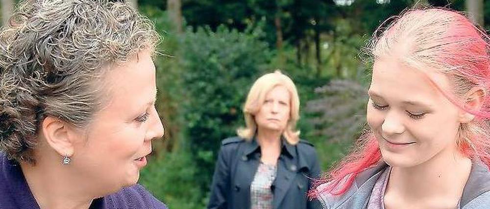 Intakte Familie? Mutter Silke (Gabriela Maria Schmeide, links) und Tochter Fiona (Gro Swantje Kohlhof, rechts) sind glücklich, wieder zusammen zu sein. Doch Hauptkommissarin Inga Lürsen (Sabine Postel) traut ihnen nicht.
