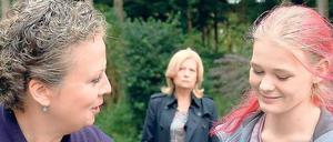 Intakte Familie? Mutter Silke (Gabriela Maria Schmeide, links) und Tochter Fiona (Gro Swantje Kohlhof, rechts) sind glücklich, wieder zusammen zu sein. Doch Hauptkommissarin Inga Lürsen (Sabine Postel) traut ihnen nicht. 