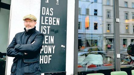 Christian Jost vor dem „Café Oberholz“ in der Torstraße in Mitte. 