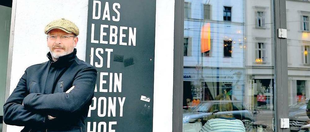 Christian Jost vor dem „Café Oberholz“ in der Torstraße in Mitte. 