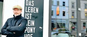 Christian Jost vor dem „Café Oberholz“ in der Torstraße in Mitte. 