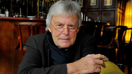 Konrad R. Müller, bekannt als „Der Kanzler-Fotograf“, macht sich seit 50 Jahren mit seiner Kamera sein Bild von Menschen. Immer in Schwarz-Weiß, immer auf Film, immer mit einer Rolleiflex. Er hat alle Kanzler der Bundesrepublik fotografiert und ist auch vielen anderen Mächtigen sehr nah gekommen. Für das Gespräch aus Anlass seines 75. Geburtstags hat der Zigarrenliebhaber Müller die Bar des traditionsreichen Berliner Savoy Hotels ausgesucht. Dort erzählte er auch die Geschichten zu den Lieblingsbildern, die er aus seinem Schatz mitbrachte. Fotos, die ihm persönlich besonders viel bedeuten. Seine Geschichten hat Ingrid Müller notiert - die nur zufällig auch diesen Nachnamen trägt.