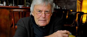 Konrad R. Müller, bekannt als „Der Kanzler-Fotograf“, macht sich seit 50 Jahren mit seiner Kamera sein Bild von Menschen. Immer in Schwarz-Weiß, immer auf Film, immer mit einer Rolleiflex. Er hat alle Kanzler der Bundesrepublik fotografiert und ist auch vielen anderen Mächtigen sehr nah gekommen. Für das Gespräch aus Anlass seines 75. Geburtstags hat der Zigarrenliebhaber Müller die Bar des traditionsreichen Berliner Savoy Hotels ausgesucht. Dort erzählte er auch die Geschichten zu den Lieblingsbildern, die er aus seinem Schatz mitbrachte. Fotos, die ihm persönlich besonders viel bedeuten. Seine Geschichten hat Ingrid Müller notiert - die nur zufällig auch diesen Nachnamen trägt.  