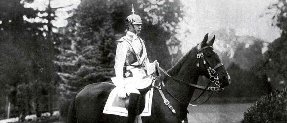 Schillernder Helm. Kronprinz Wilhelm, kerzengerade, hoch zu Ross. Ein Mann, wie gemacht für den Thron. Es hat nicht sollen sein.