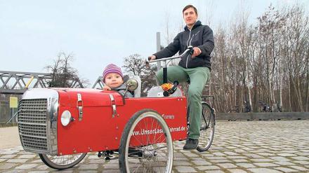 Anton im roten Mercedes mit seinem Vater Felix Willems