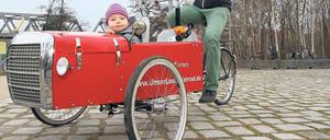 Anton im roten Mercedes mit seinem Vater Felix Willems