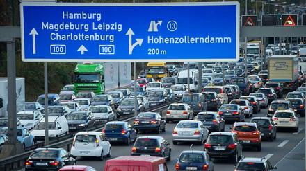 Gewohntes Bild: Stau auf der Stadtautobahn. Könnte ein Tempolimit die Verkehrssituation beruhigen oder würde das zu mehr Behinderungen führen?