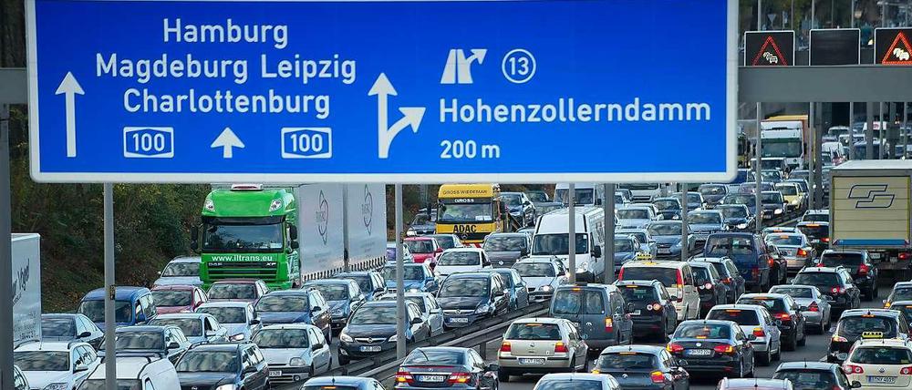 Gewohntes Bild: Stau auf der Stadtautobahn. Könnte ein Tempolimit die Verkehrssituation beruhigen oder würde das zu mehr Behinderungen führen?