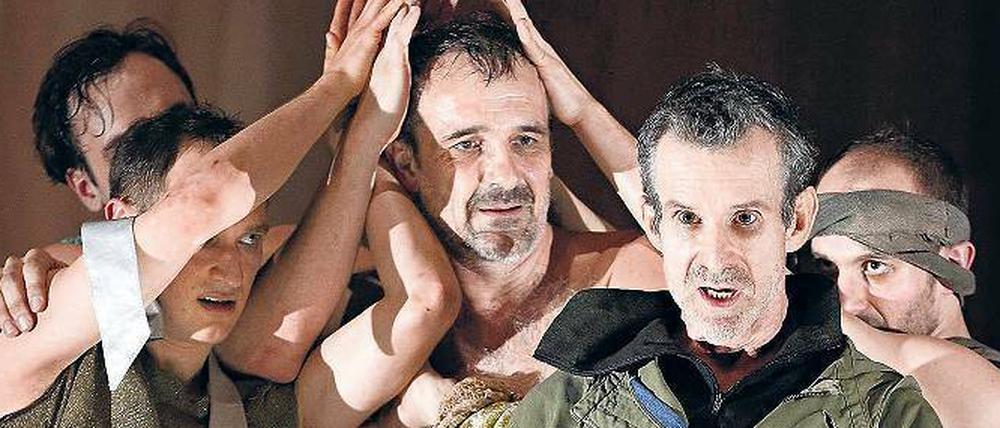 Mörder als König. Ulrich Matthes als künftiger Usurpator Macbeth (2. v. r.) und Matthias Neukirch als noch regierender King Duncan (Mitte).