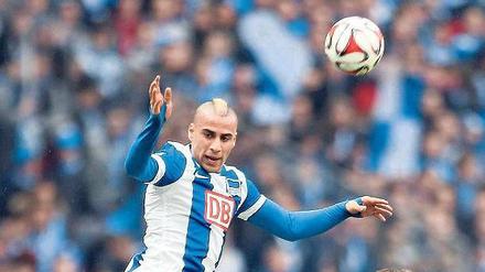 Auf dem Weg nach oben? Hertha BSC (hier mit Änis Ben-Hatira, links, gegen Schalkes Marco Höger) hätte mit einem Sieg einen großen Satz machen können.
