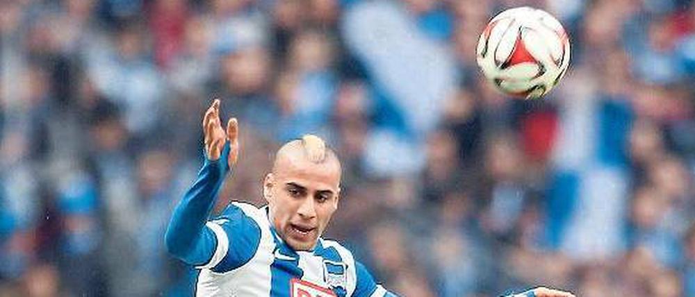 Auf dem Weg nach oben? Hertha BSC (hier mit Änis Ben-Hatira, links, gegen Schalkes Marco Höger) hätte mit einem Sieg einen großen Satz machen können.