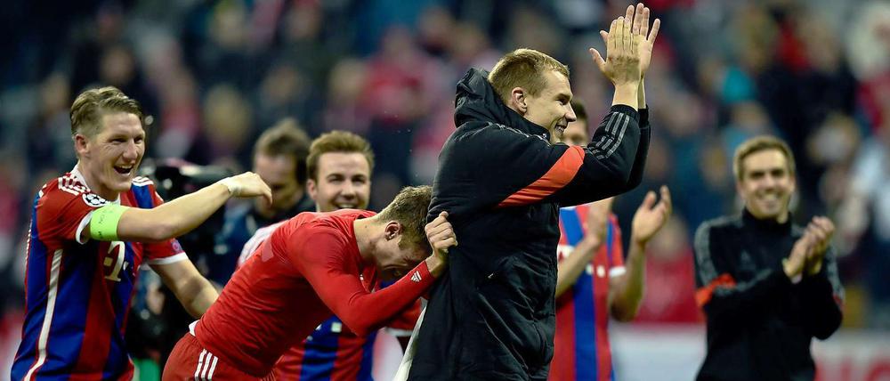 Bastian Schweinsteiger, Thomas Mueller und Holger Badstuber (v. li.) feiern den Sieg.