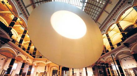 Gestirn und Finsternis. Der sich permanent drehende und verändernde „Mond“ von Heinz Mack hängt im Lichthof des Martin-Gropius-Baus als Hommage an die Zero-Bewegung. 