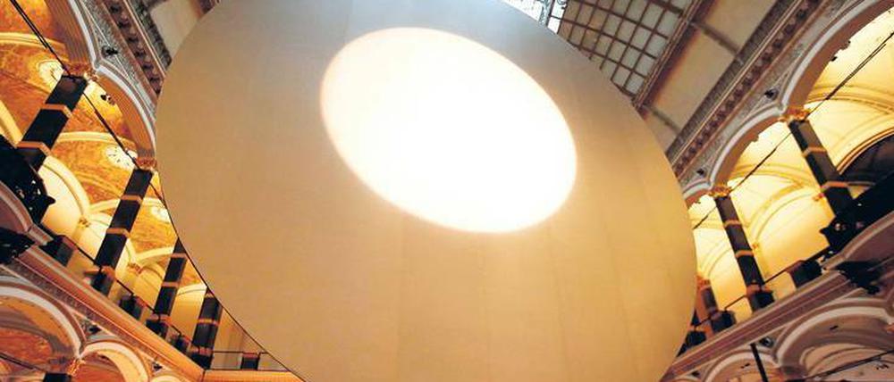 Gestirn und Finsternis. Der sich permanent drehende und verändernde „Mond“ von Heinz Mack hängt im Lichthof des Martin-Gropius-Baus als Hommage an die Zero-Bewegung.