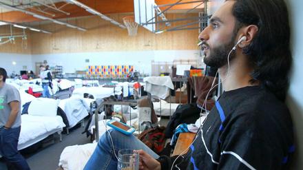 Musik ist die beste Zerstreuungsmöglichkeit in dieser Turnhalle - stundenlang summt Alzeen seine Lieblingslieder vor sich her.
