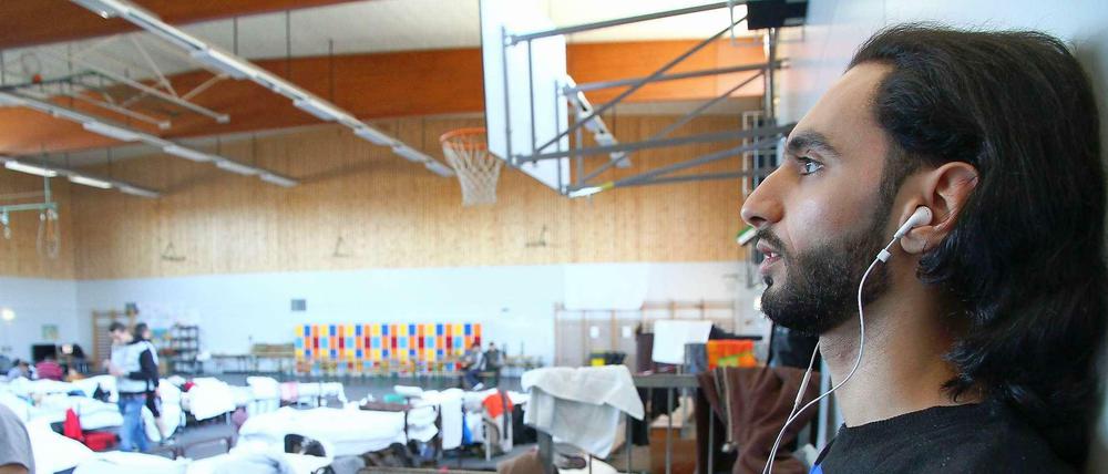 Musik ist die beste Zerstreuungsmöglichkeit in dieser Turnhalle - stundenlang summt Alzeen seine Lieblingslieder vor sich her.