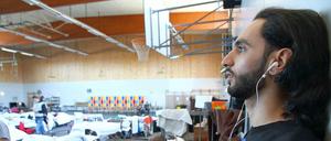 Musik ist die beste Zerstreuungsmöglichkeit in dieser Turnhalle - stundenlang summt Alzeen seine Lieblingslieder vor sich her.