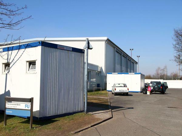 Außenansicht. Die Sporthalle der Freien Universität in Berlin-Dahlem im Bezirk Steglitz-Zehlendorf.